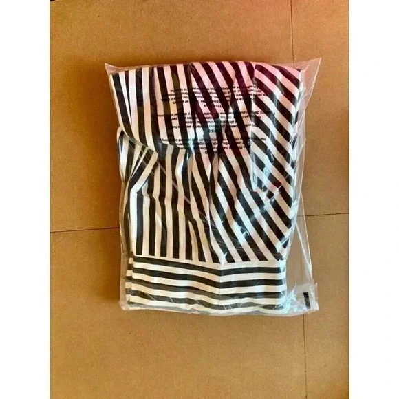 Ann Taylor Black & White Striped Sleeveless Fit & Flare Woman’s Dress Size 6P - Picture 5 of 6